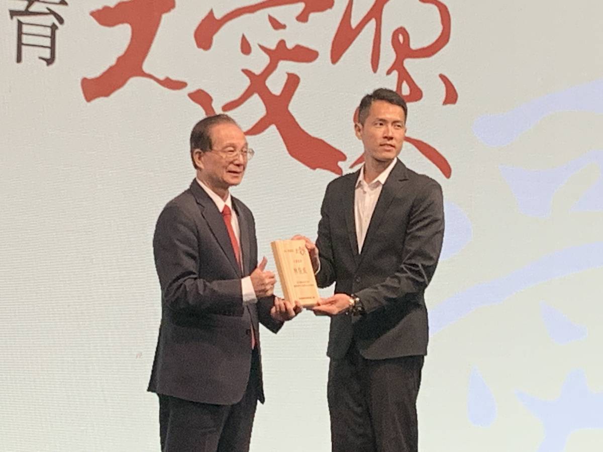 前教育部長吳清基(左)頒贈獎項給內埔農工林俊成教官