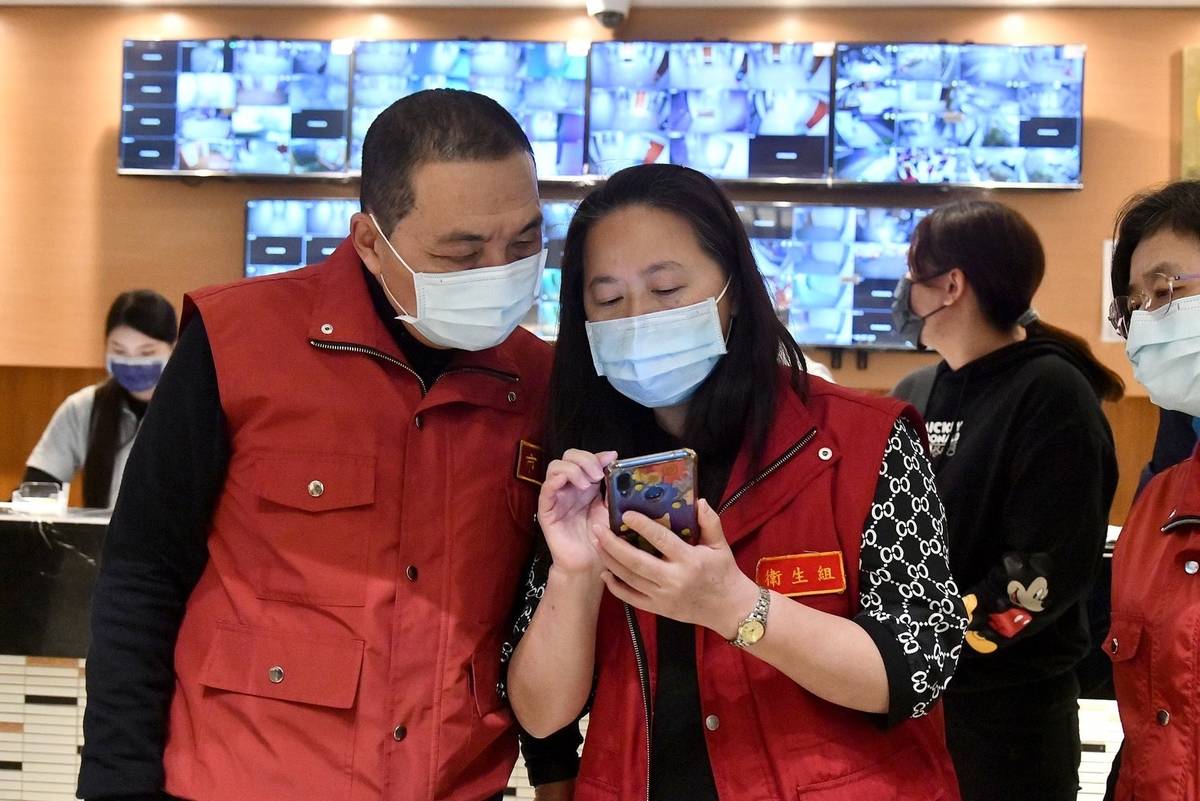 新北市長侯友宜率隊抽查防疫旅館(新北市政府提供)