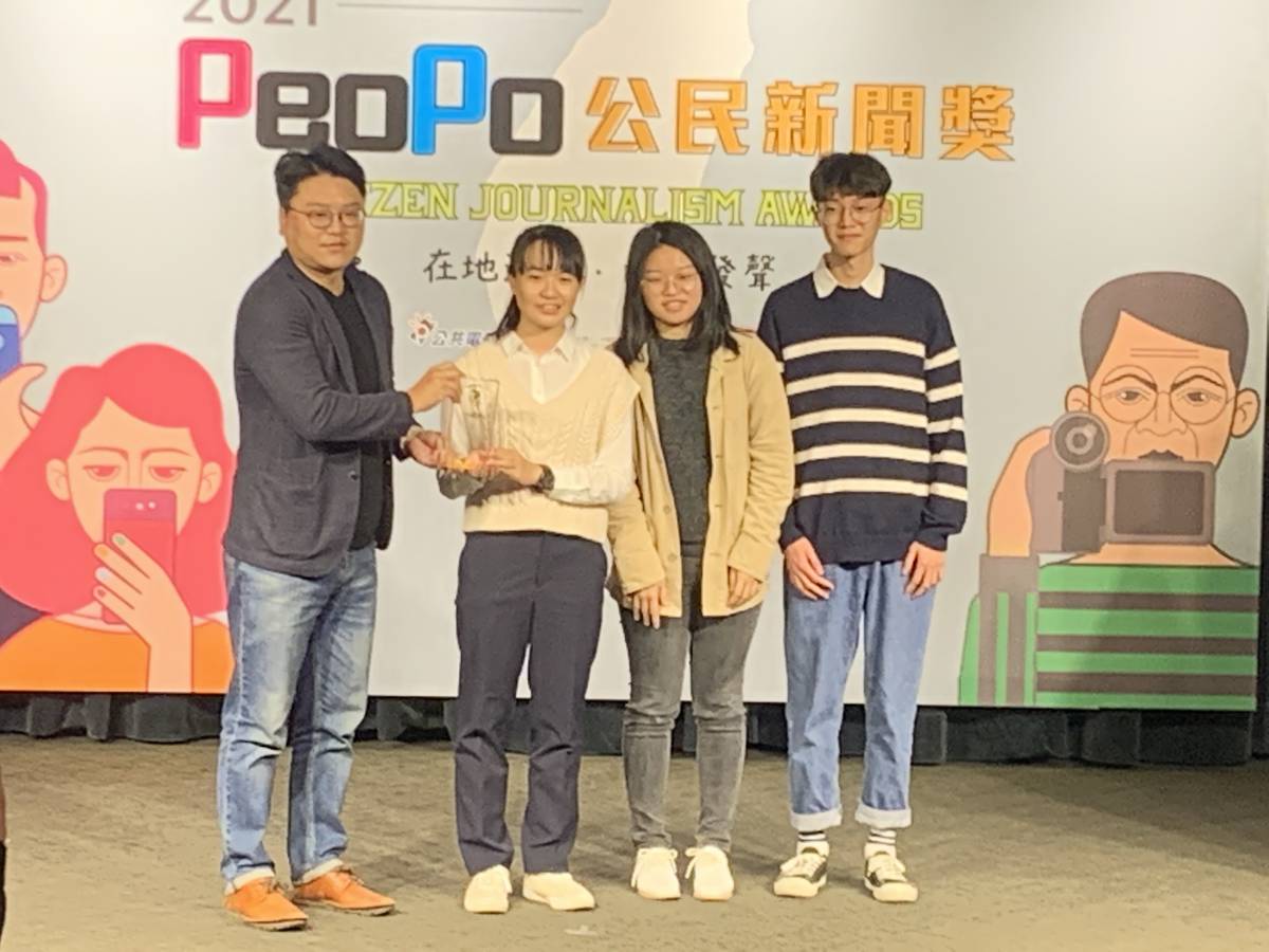 評審張春炎教授(左)頒獎給短片報導學生組獲獎者