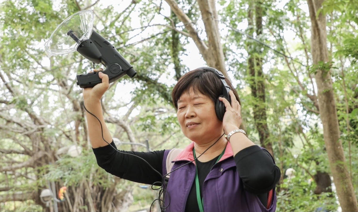主辦單位設計一項體驗活動，讓民眾透過集音器，仔細聆聽大自然中的各種蟲鳴鳥叫聲。