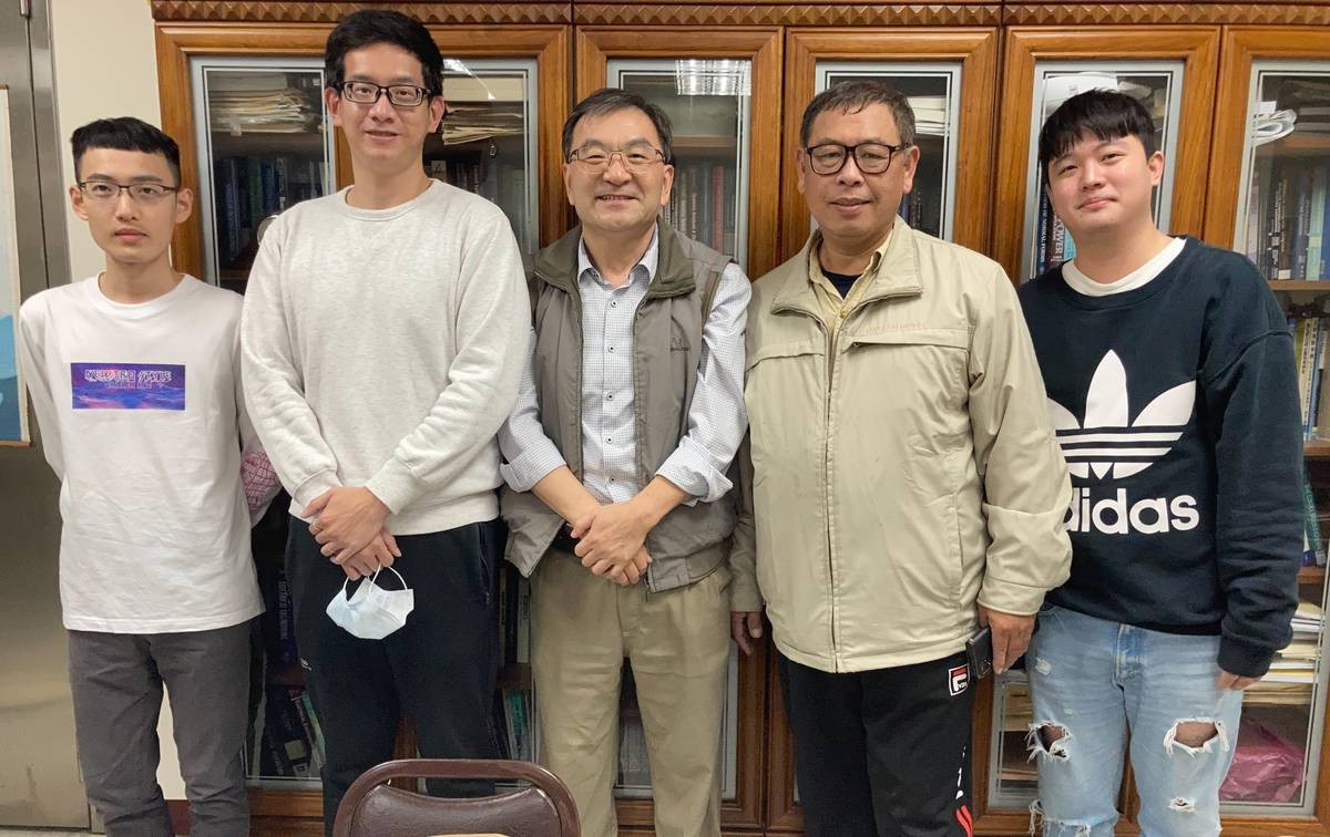 中原大學機械系丁鏞老師(圖中)團隊參加「韓國首爾國際發明展」獲得三大獎