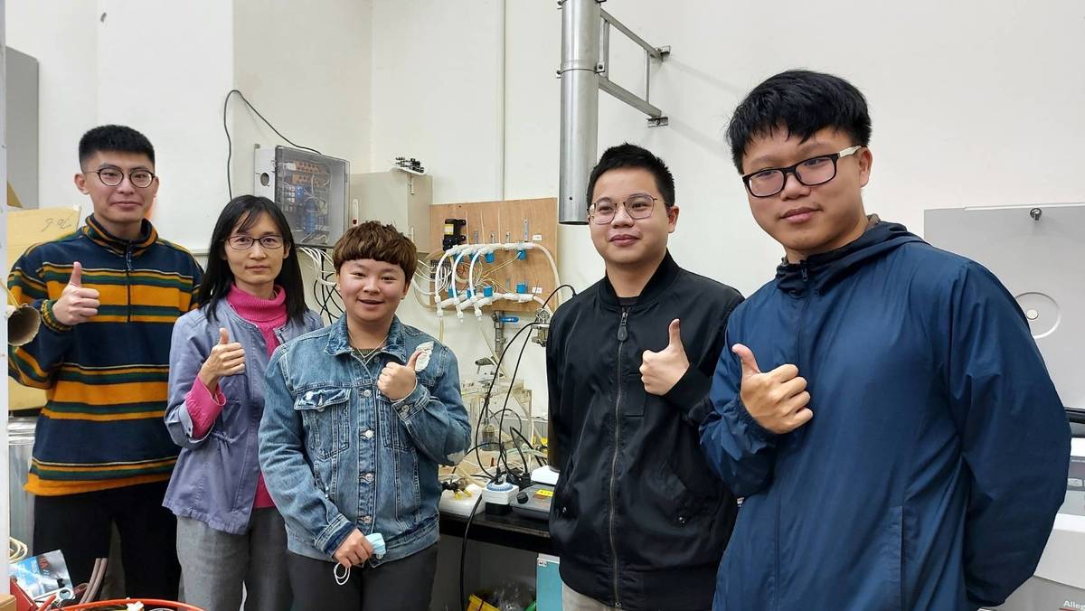中原大學化工系黃郁慈老師(圖左二)帶領生物資源科技研究室團隊鑽研新的廢水處理技術