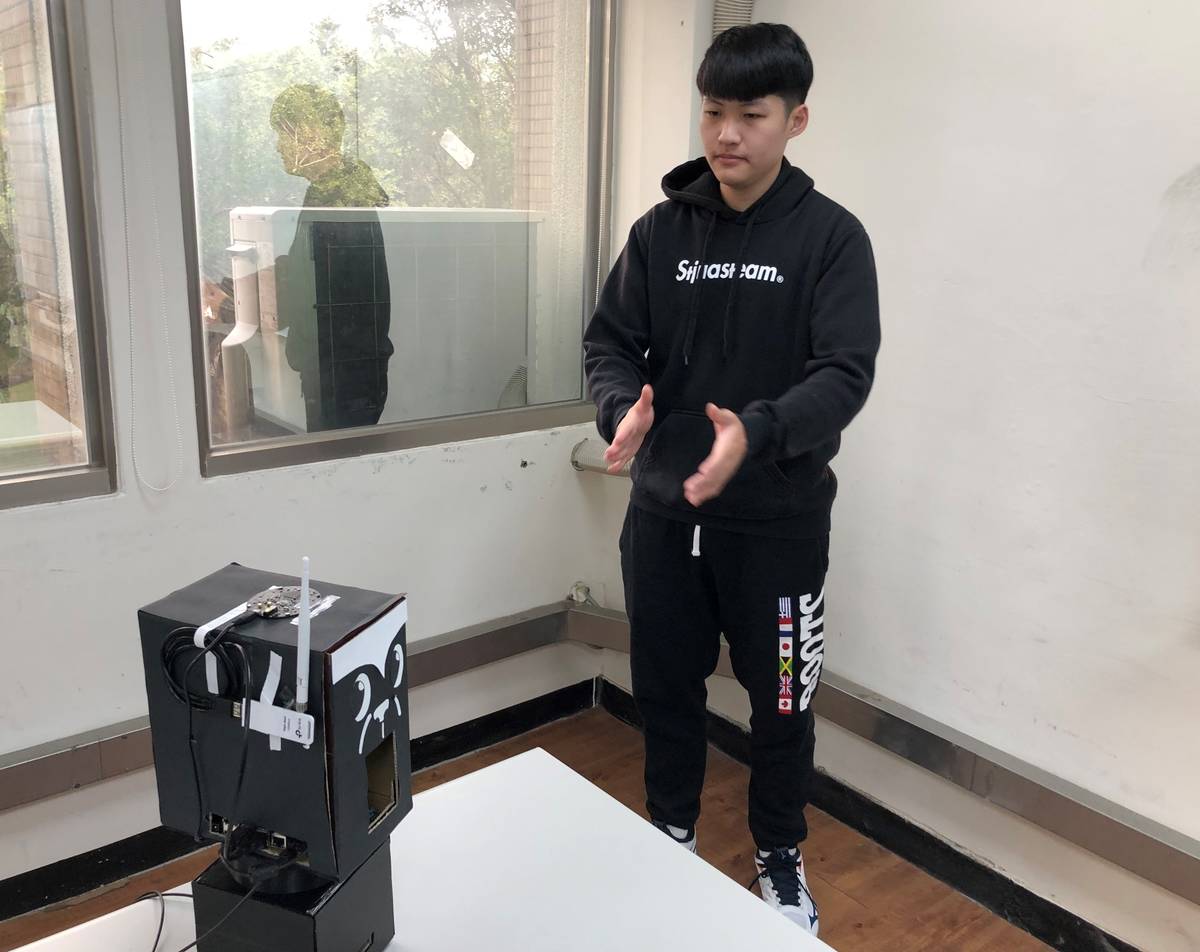 中原電機黃丰楷同學示範以手勢控制「旋轉式智慧音箱」，希望此發明能幫助瘖啞人士