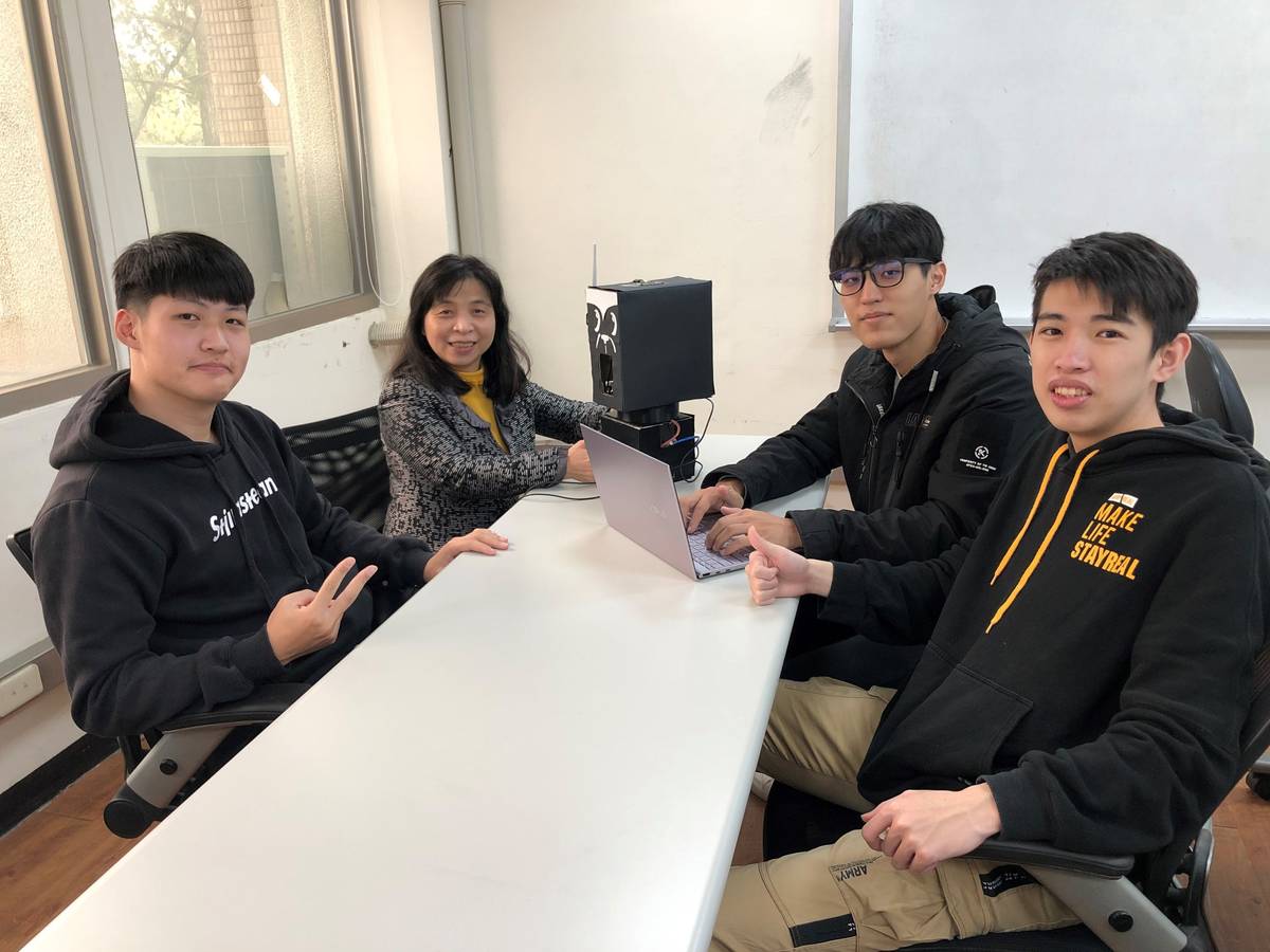中原大學電機系廖裕評老師(圖左二)鼓勵學生學以致用，讓科技帶來更便利的生活