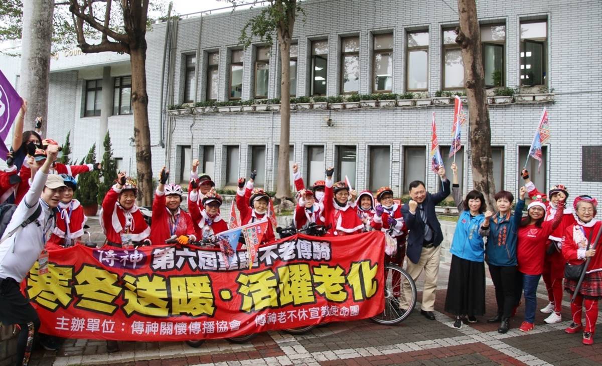 第8屆「聖誕傳騎寒冬送暖-單車環臺」活動，10餘位不老騎士們今天(20日)首站自臺東出發，為獨居老人傳愛。