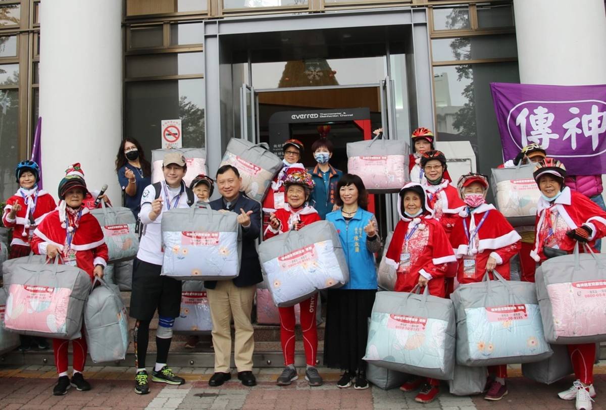 臺灣傳神居家照顧協會發起不老騎士單車環臺活動，今年邁入第8屆，此次共捐贈100床棉被給獨居老人。