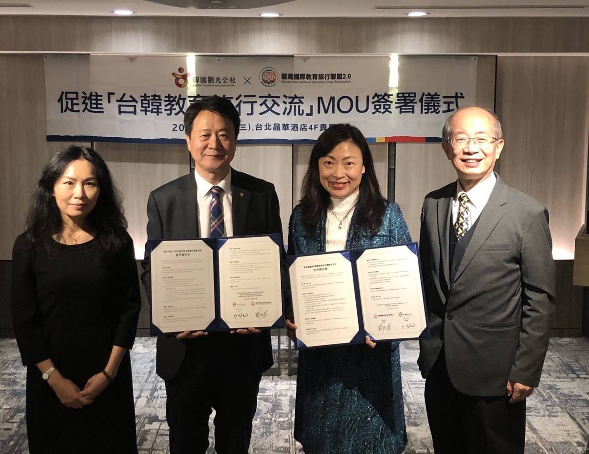 (左氣)教育部中小學教育國際化專案辦公室副參事陸美珍、韓國觀光公社臺北支社長李長儀、臺灣國際教育旅行聯盟2.0總召集人劉淑芬校長、教育部中小學教育國際化專案辦公室副執行秘書翁慶才共同合影