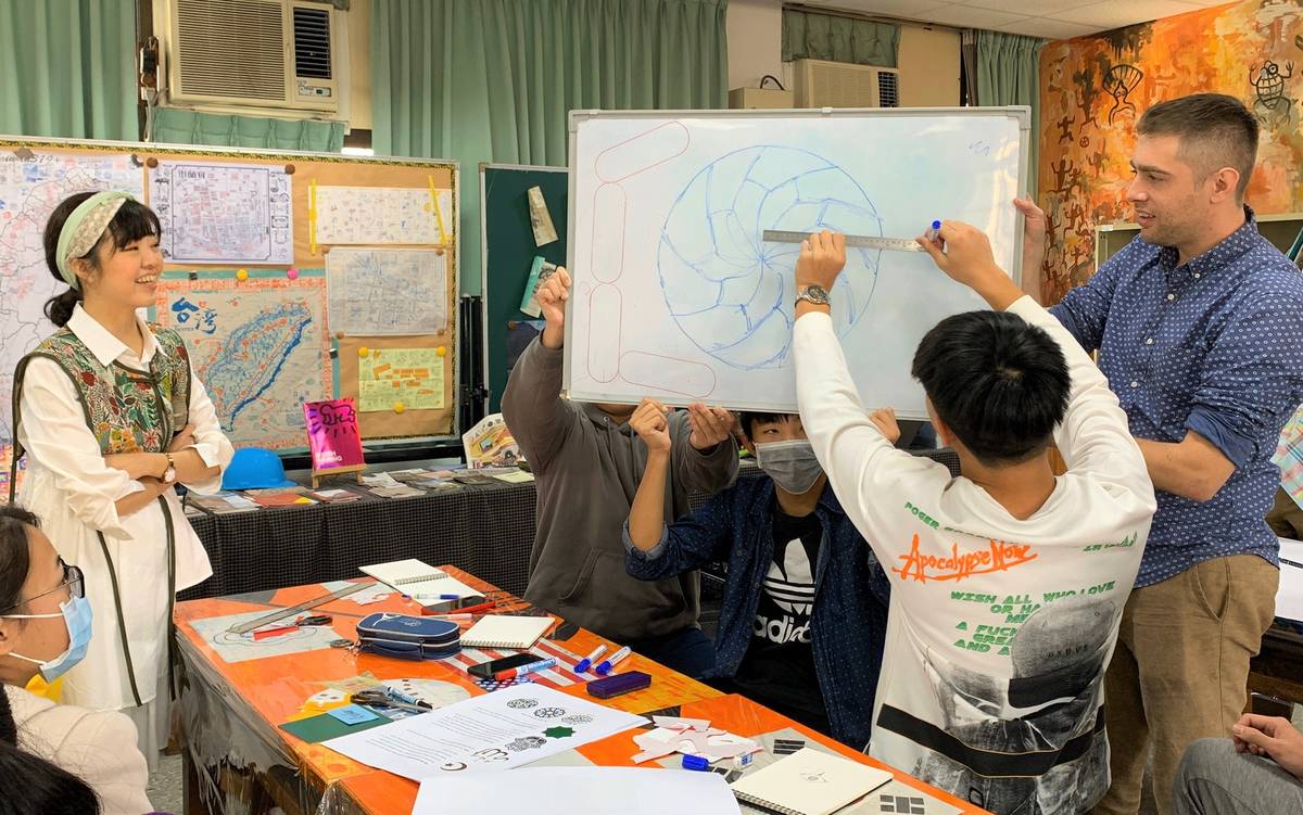 中和高中Calvin老師(右)帶領學生進行動手創作的雙語營隊課程