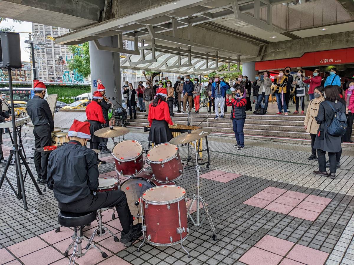 「聖誕報佳音我為你獻唱」活動吸引不少路過民眾駐足聆聽