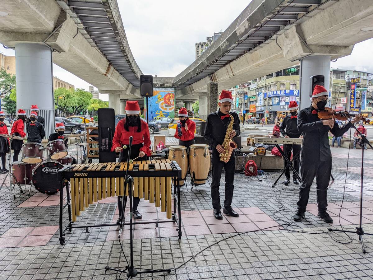 臺北市啟明學校學生於石牌捷運站外分享聖誕樂音