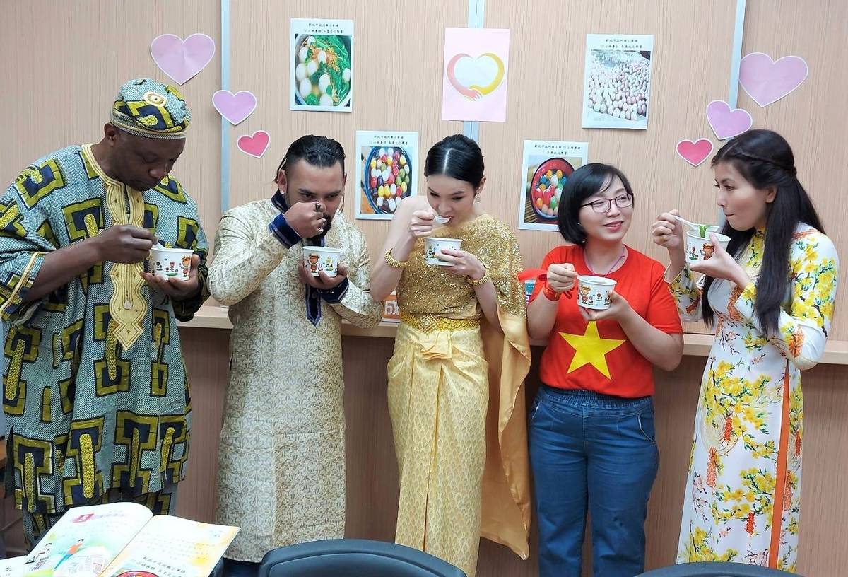 華語課程活動中學員品嘗美味湯圓，體驗華人團圓文化