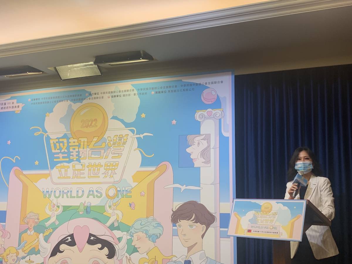 總統府發言人Kolas Yotaka說明元旦升旗典禮主題。