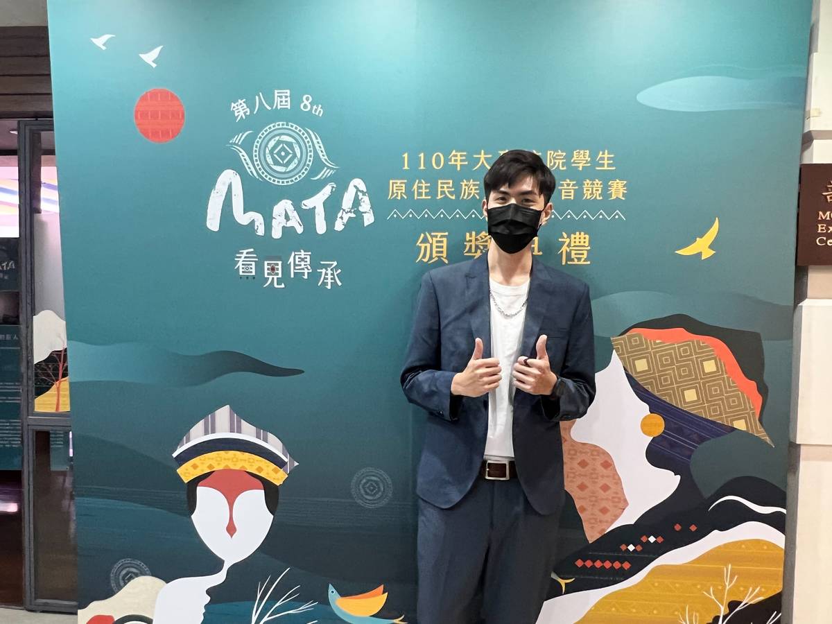 以創作《狡詐的巨人》獲得MATA獎的東華大學民族語言與傳播學系學生黃博恩