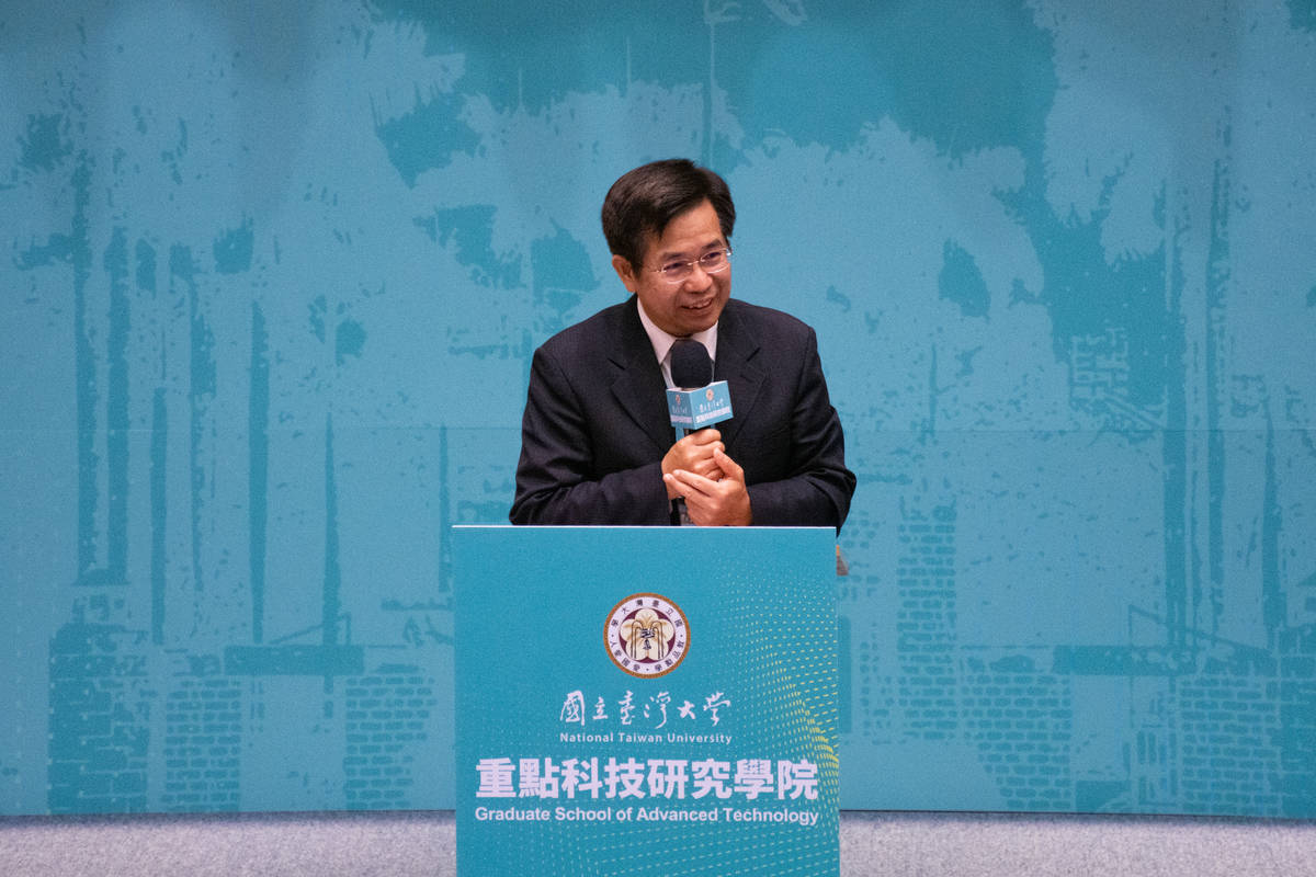 教育部潘文忠部長表示，「國家重點領域產學合作及人才培育創新條例」鬆綁了多項的法令，讓半導體學院得以成立