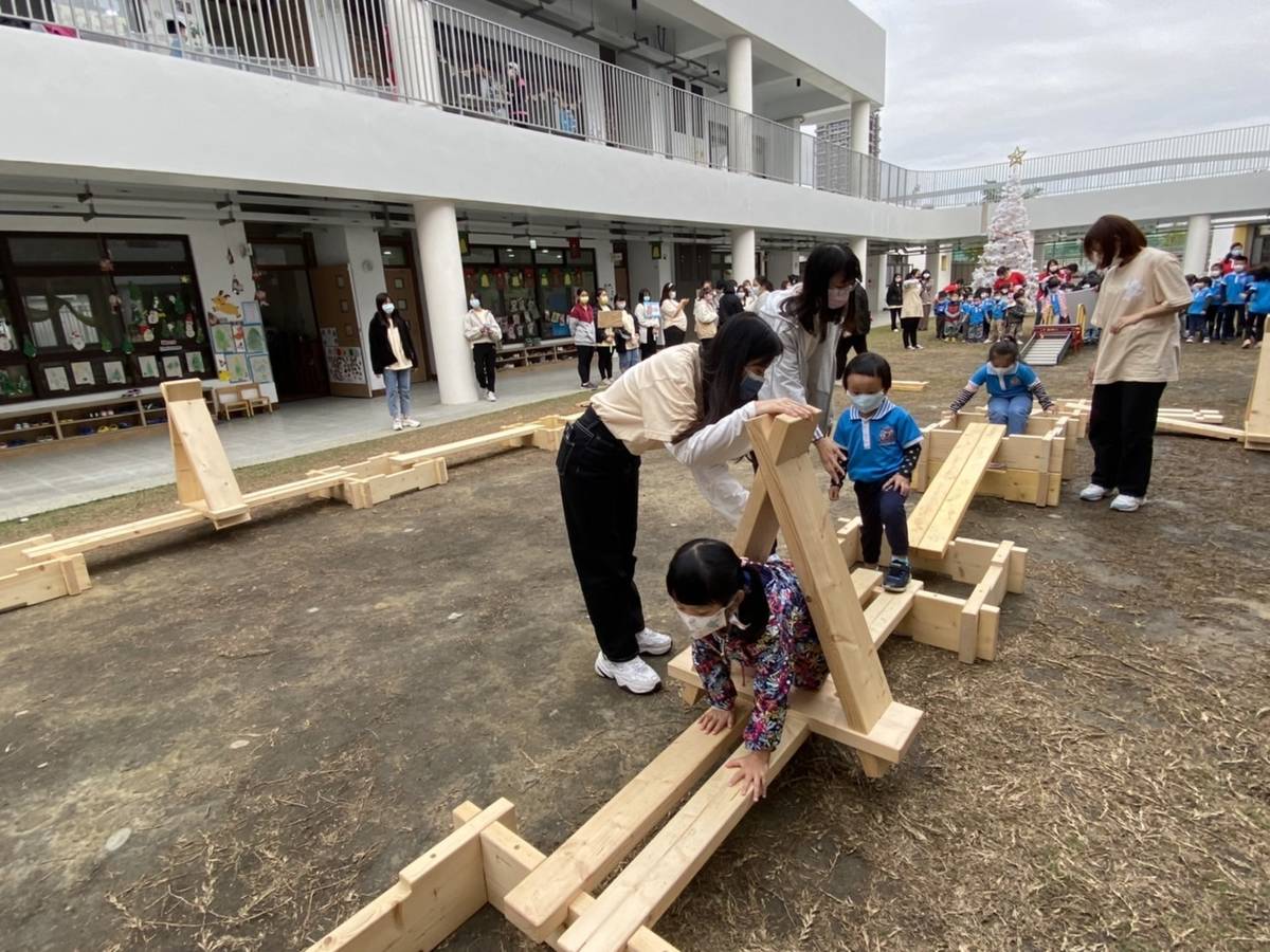 藉由「嶺東木樂創建組」遊具可鍛鍊幼兒肢體協調性及平衡感