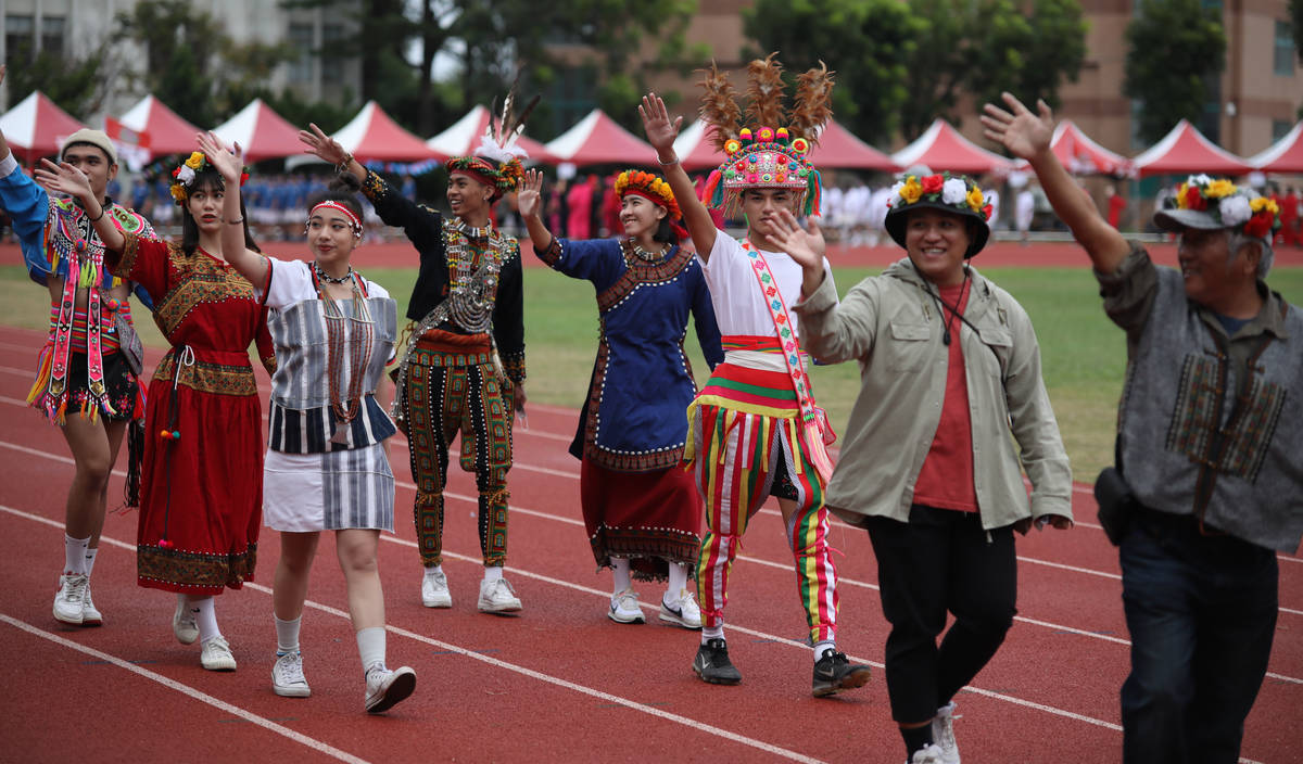 臺東高中80歲生日，原藝班學生在林勝賢老師帶領下，穿著傳統服飾進場。