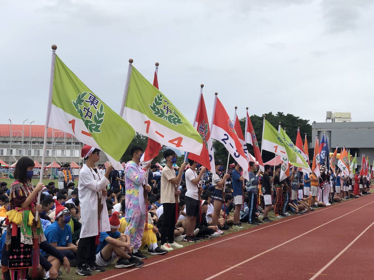 東中學生以各種造型參與校慶活動