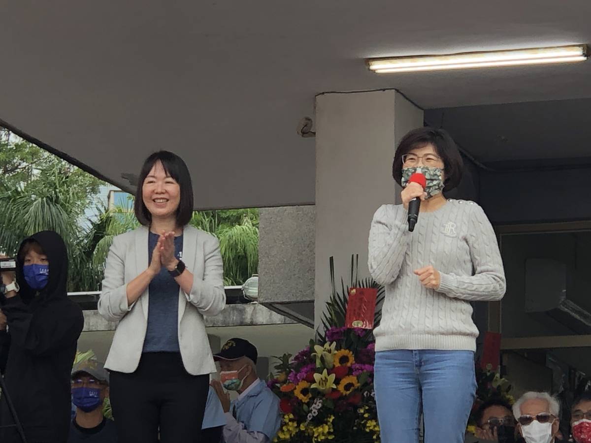 饒慶鈴縣長開玩笑的說，她學生時代因為東中還沒有體育班，沒有招收女生，沒辦法進入東中，成為她的遺憾。蔡美瑤校長(左)在旁露出笑容。