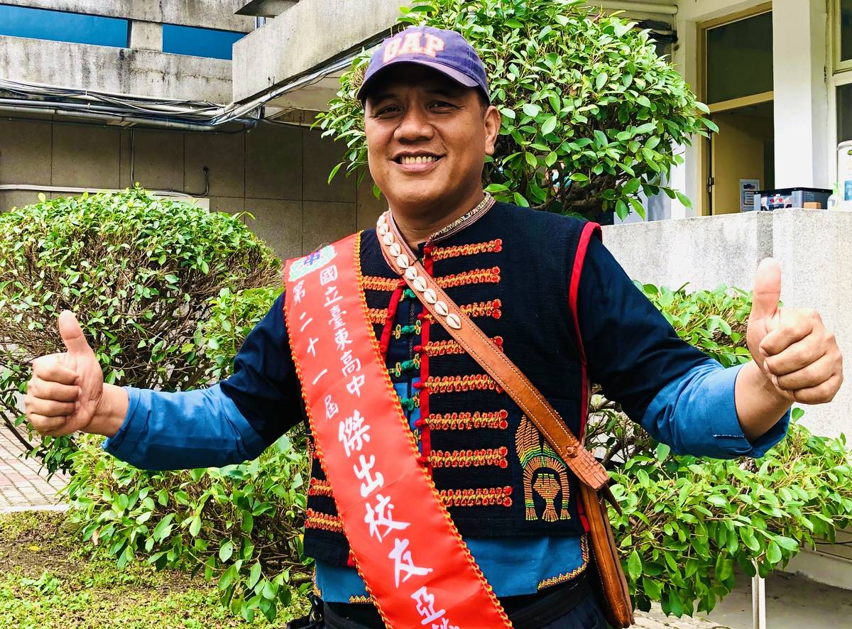 排灣族作家亞榮隆‧撒可努，今年獲頒傑出校友。