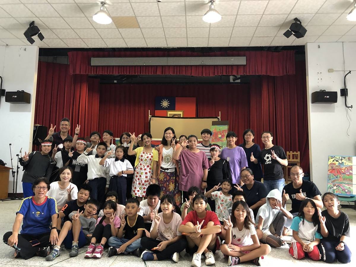 張素連參與靜浦國小話劇巡迴演出(教育部提供)