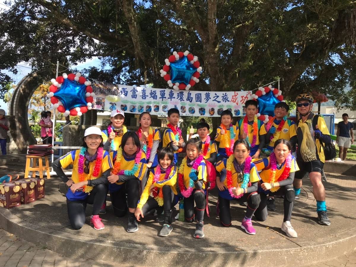 張素連在乎偏鄉孩子的身體健康，陪伴學生單車環島(教育部提供)
