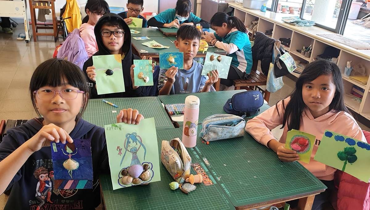 老師們帶著芳苑國小學生用文蛤作畫(圖片來源：芳苑國小提供)