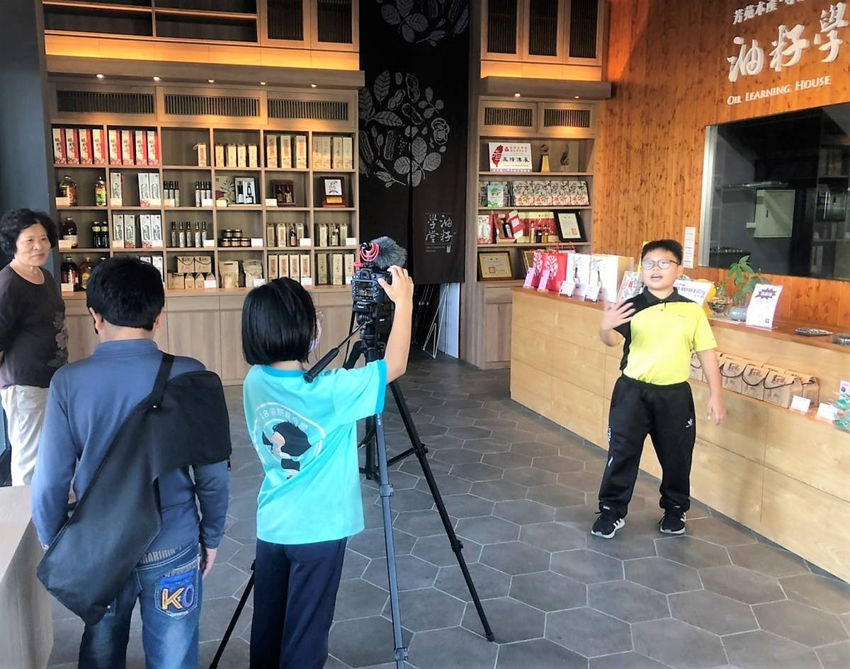 芳苑國小學生走訪在地產業並拍攝影片(圖片來源：芳苑國小提供)