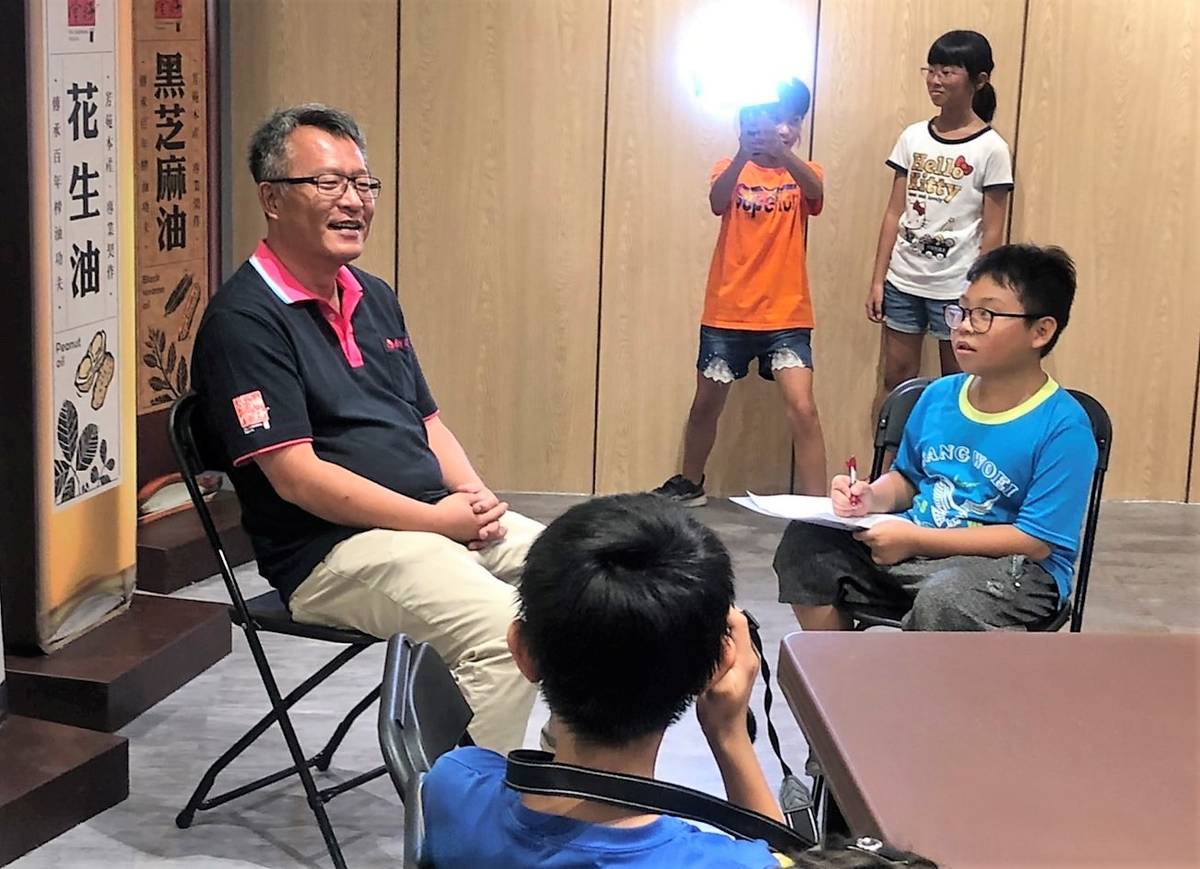 芳苑國小學生訪談在地產業故事(圖片來源：芳苑國小提供)