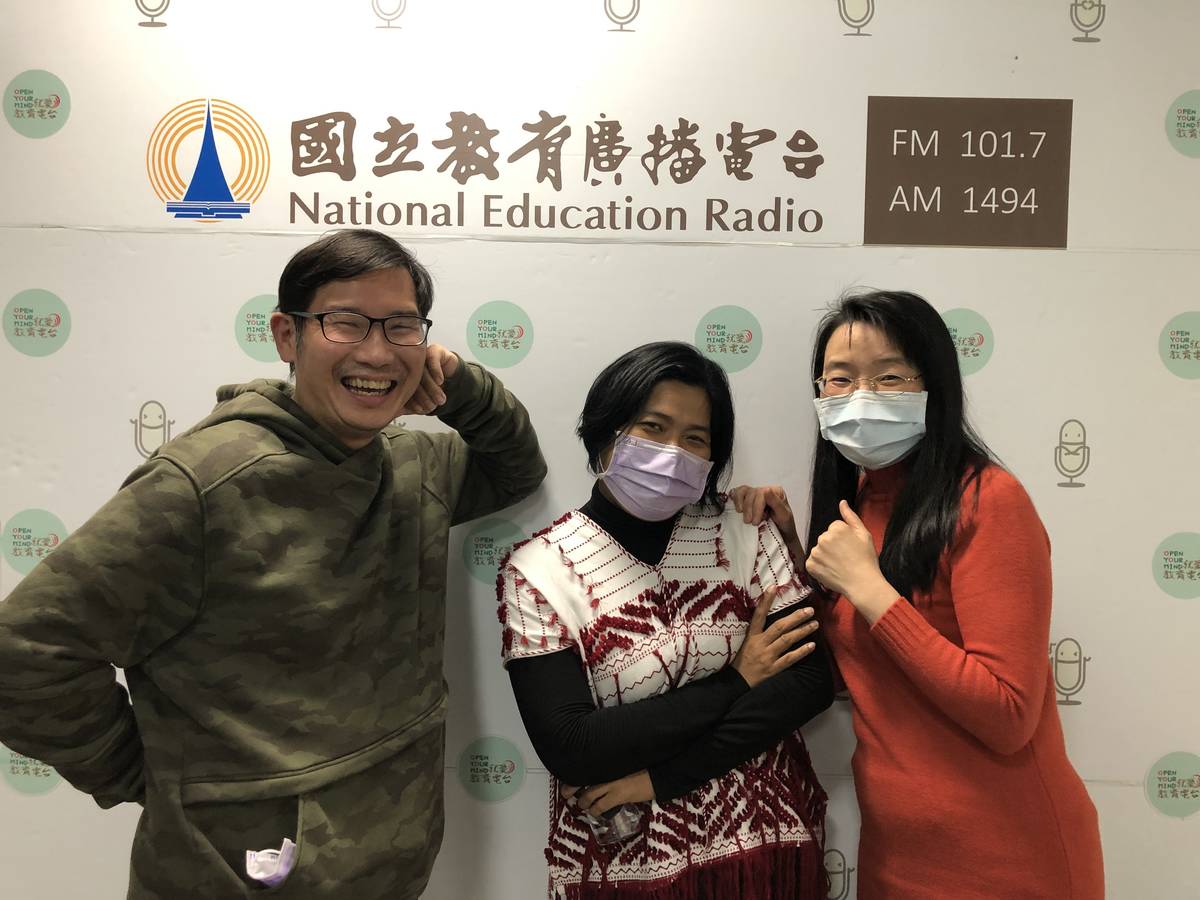 啦啦隊主持群左到右，振南、碧珠和秀蓮