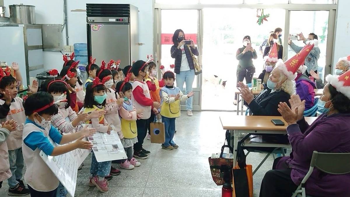 三間國小附幼攜手鄰近部落辦理學習區萌發成果展，展出前小朋友結合活動宣傳，走訪部落報佳音，老幼同樂增進情誼。