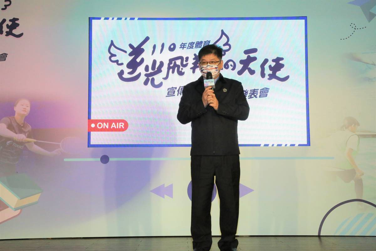 體育署洪志昌副署長於110年體育逆光飛翔天使宣傳影片首映暨專書發表會上致詞，勉勵選手能繼續克服困境勇往直前。(體育署提供)