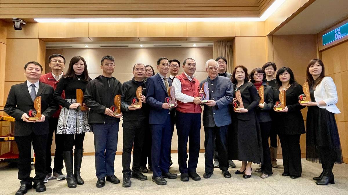 侯友宜市長頒發藝術教育貢獻獎績優個人及團體獎