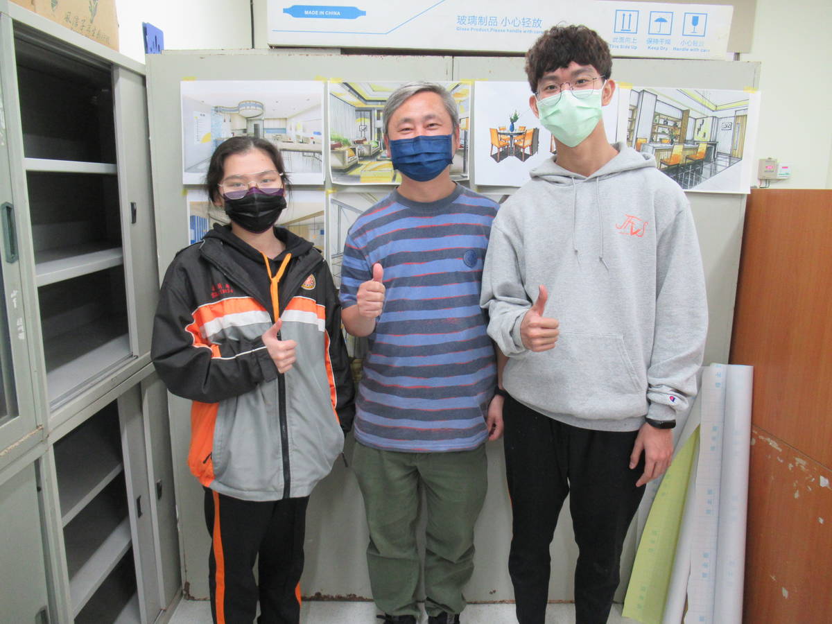 瑞芳高工室設科學生葉真希(左)、蕭子杰(右)與指導老師蔡須全(中)合影。