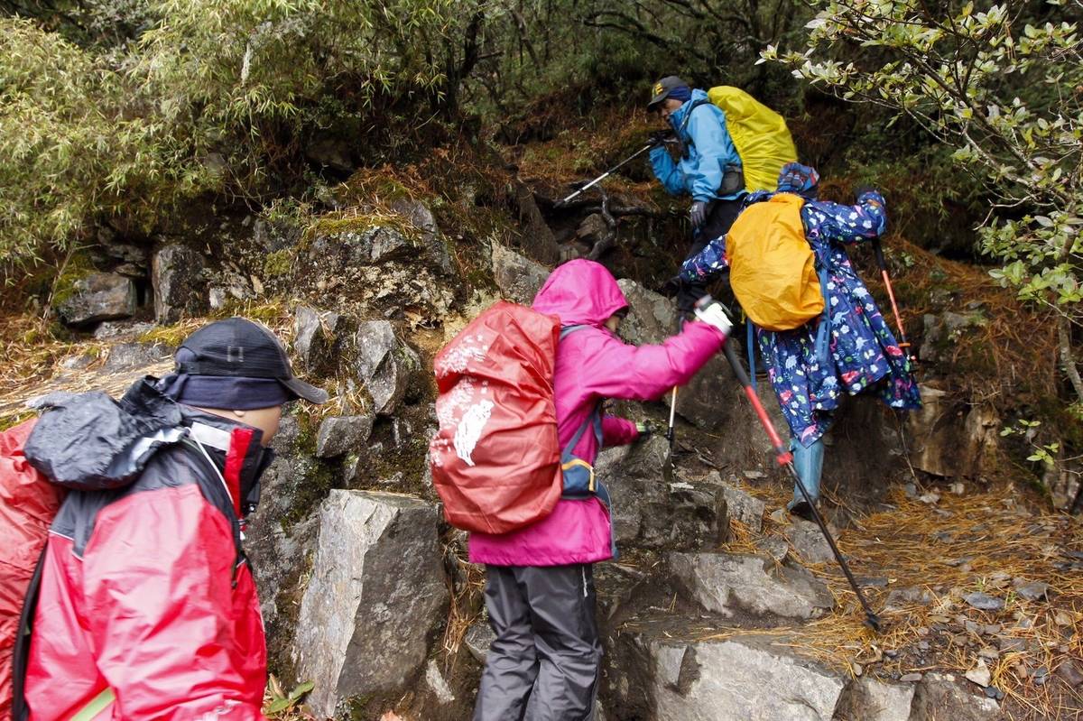 同學們克服下雨、下雪、低溫及石瀑地形的惡劣環境，歷盡艱辛完成階段性任務