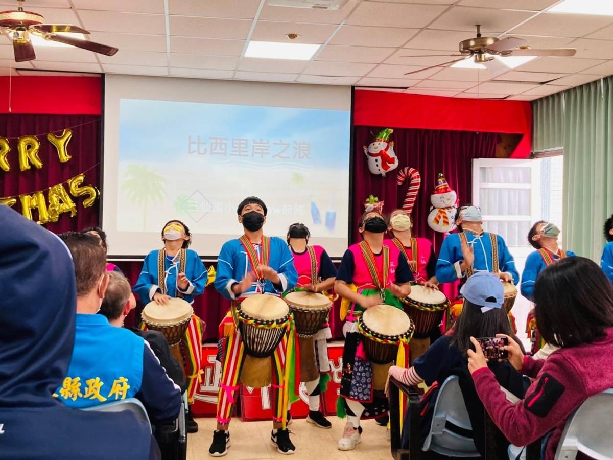 三仙國小學用招牌絕活「PawPaw鼓」為音樂成果發表會揭開序幕。