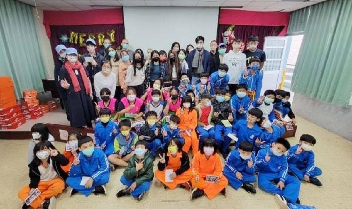臺東聖誕助學行團隊與三仙國小學生合影。