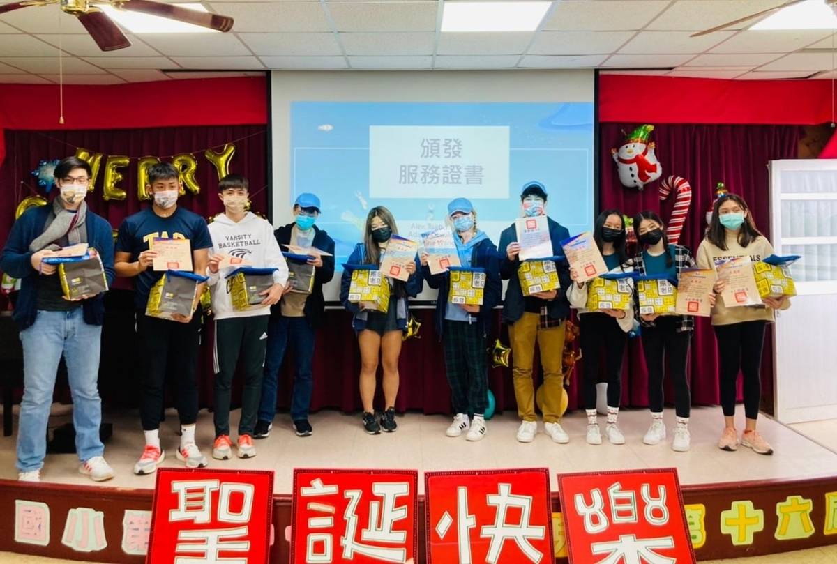歐盟在臺青年協會學生志工獲頒學服務證書。