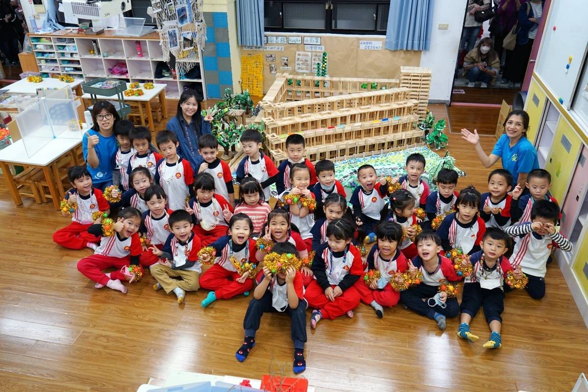 北投附幼孩子以積木搭建北投圖書館