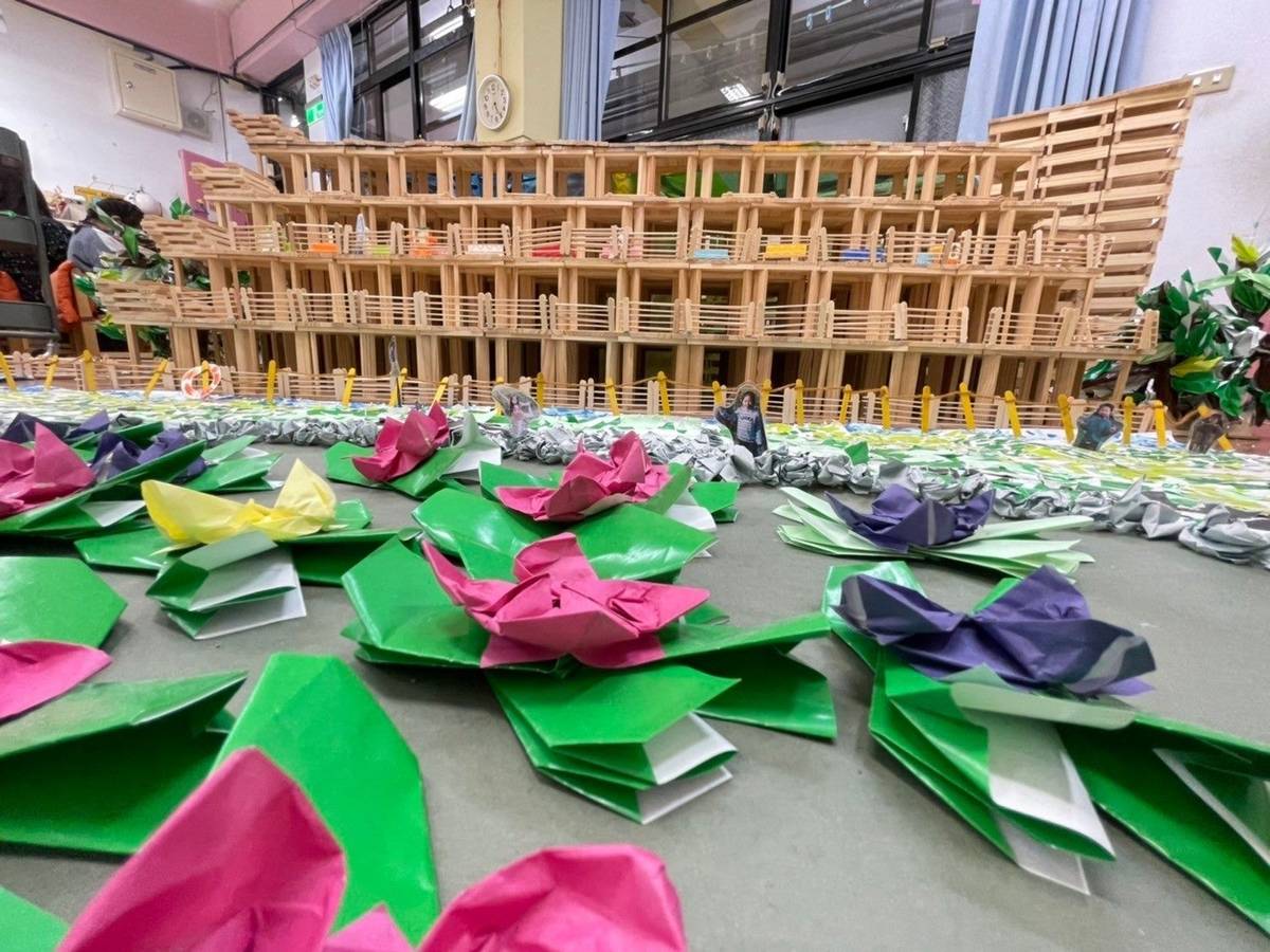 孩子們運用教室內不同學習區的素材創作建構，過程中也磨練出耐心及挫折忍受力