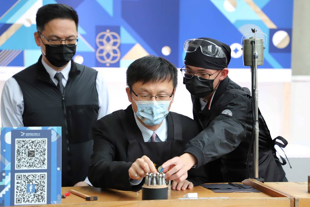 張明文局長與學生進行金工課程實作體驗