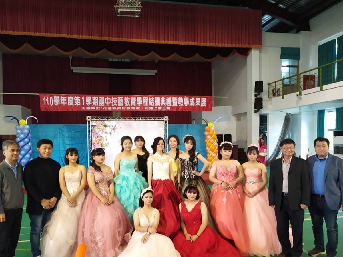 國中技藝班學生甜美婚紗造型走秀