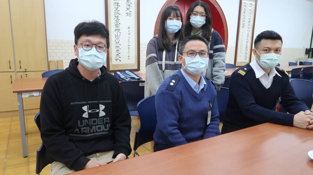 阿龍教官（前排中）  讓明道中學的國防課成了充滿情義的人生課程