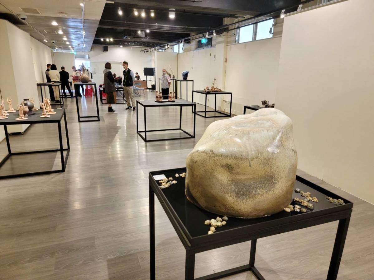 臺東生活美學館生活工坊即日起展出「土生土長—花蓮11位陶藝家創作展」，邀請11位風格多元的獨立陶藝家，透過創作敘述與花蓮這塊土地之間的故事。