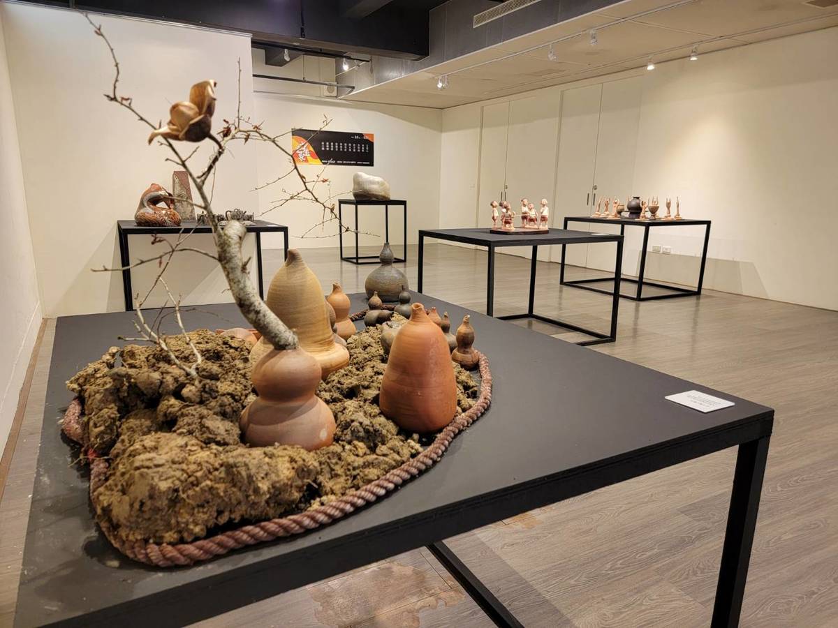 臺東生活美學館生活工坊即日起展出「土生土長—花蓮11位陶藝家創作展」，邀請11位風格多元的獨立陶藝家，透過創作敘述與花蓮這塊土地之間的故事。