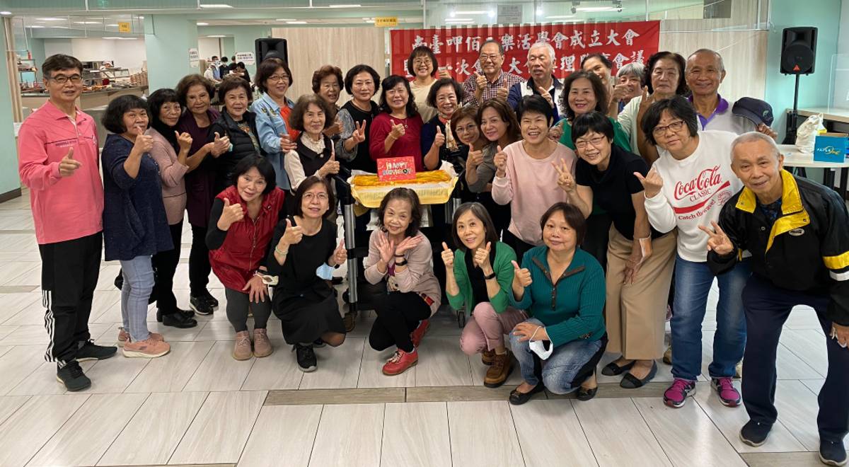 南臺呷佰二樂活學會成立大會第一屆理事長張黔生先生（後排中右）、趙品淳老師（後排中間）與學員們大合影。