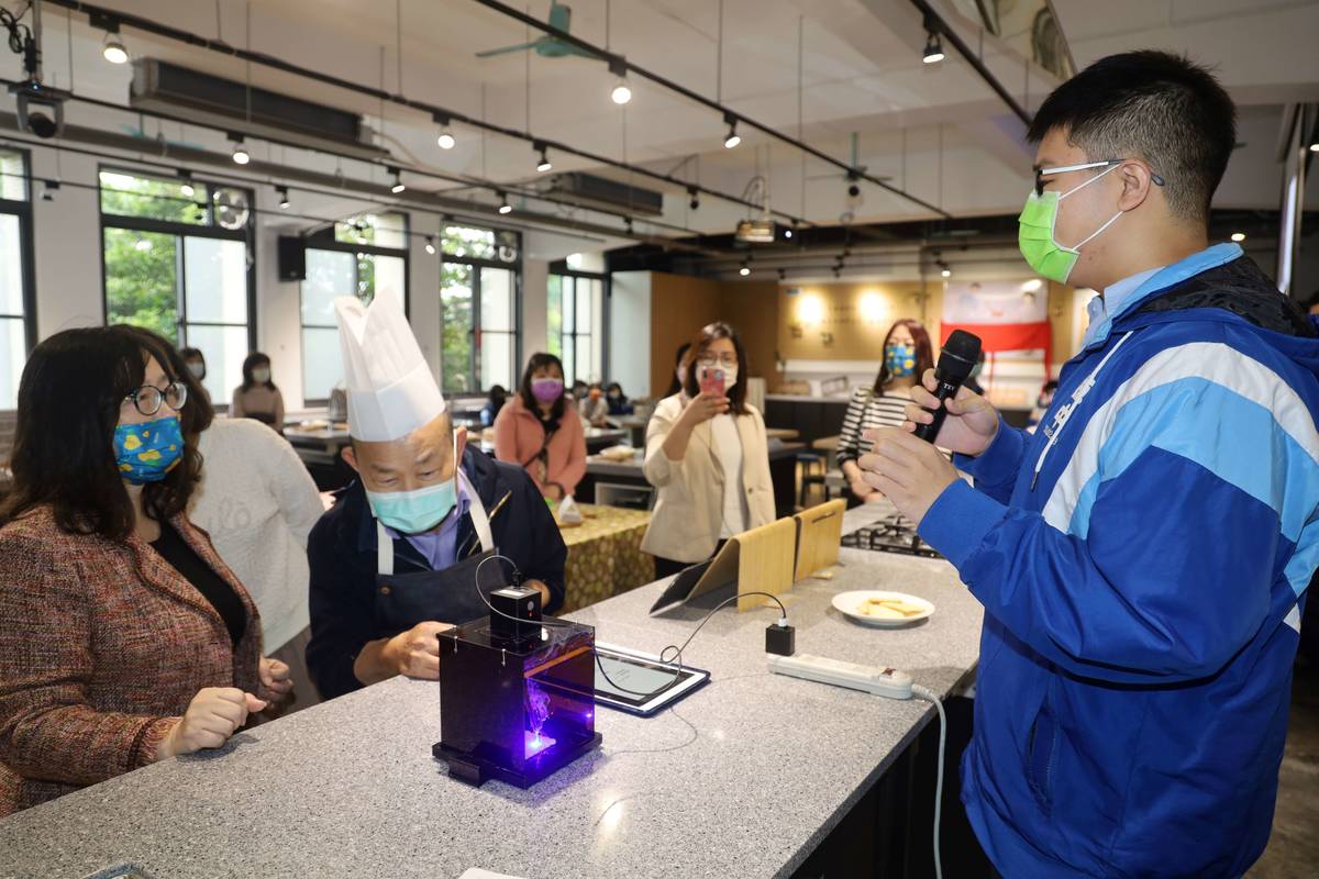 學生在創新課程中有機會研發實驗，圖為運用科技進行雷雕餅乾實作