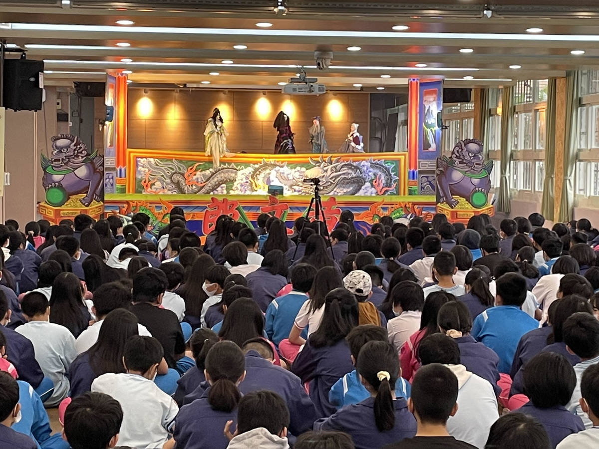 臺北市螢橋國中致力傳承傳統文化，邀請五洲園掌中劇團蒞校演出