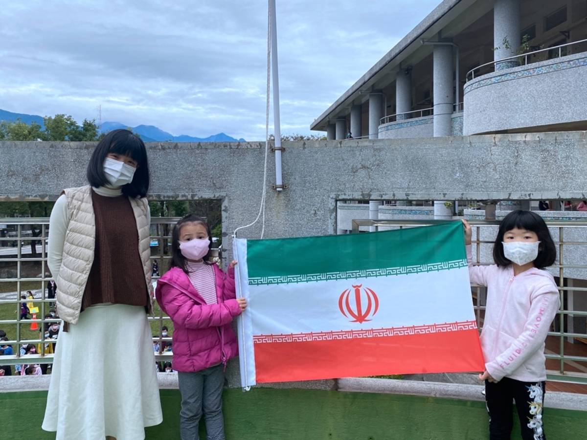 學童升伊朗國旗