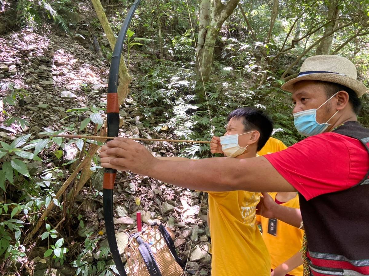 臺東大學輔導學生創業團隊創立「野萃文化有限公司」，以深度部落旅遊為主產品，發揚部落美食與原住民族文化。