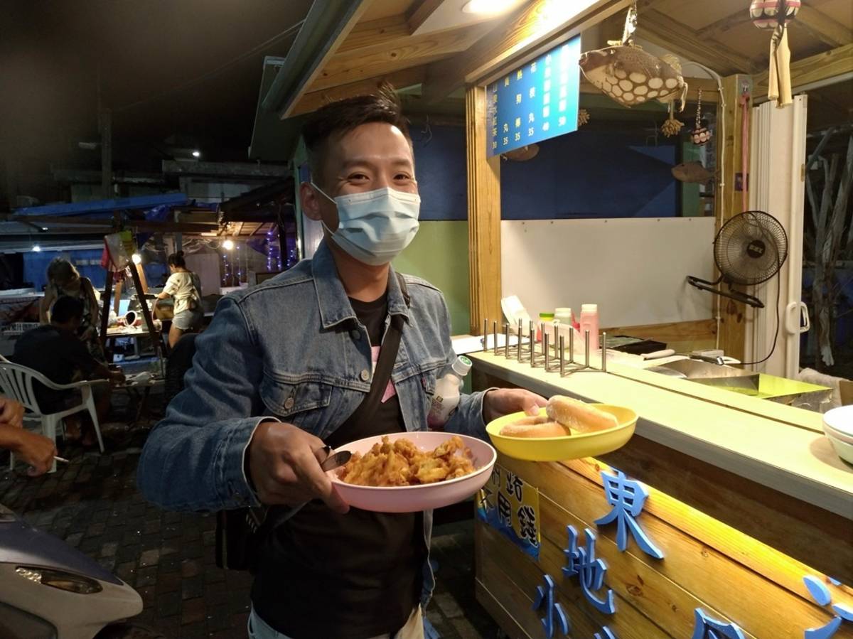 臺東縣政府結合蘭嶼東清夜市推動使用環保餐具，獲得業者及民眾支持。